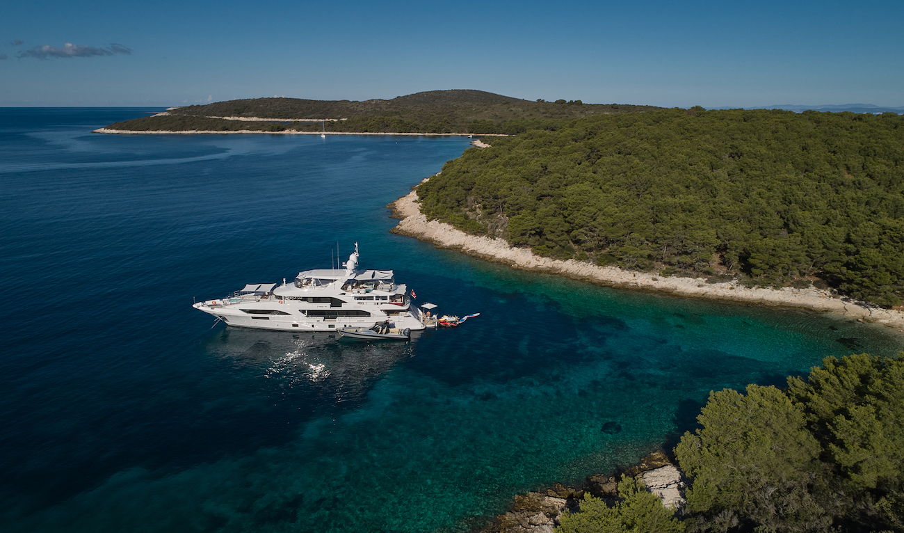 Top Yachts, Charter Specials, Industry Updates & Great Locations CHARTERWORLD Luxury Yacht